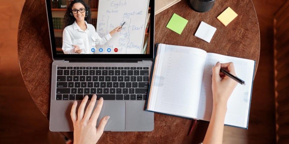 Navigating the Benefits and Challenges of Taking an Online Class