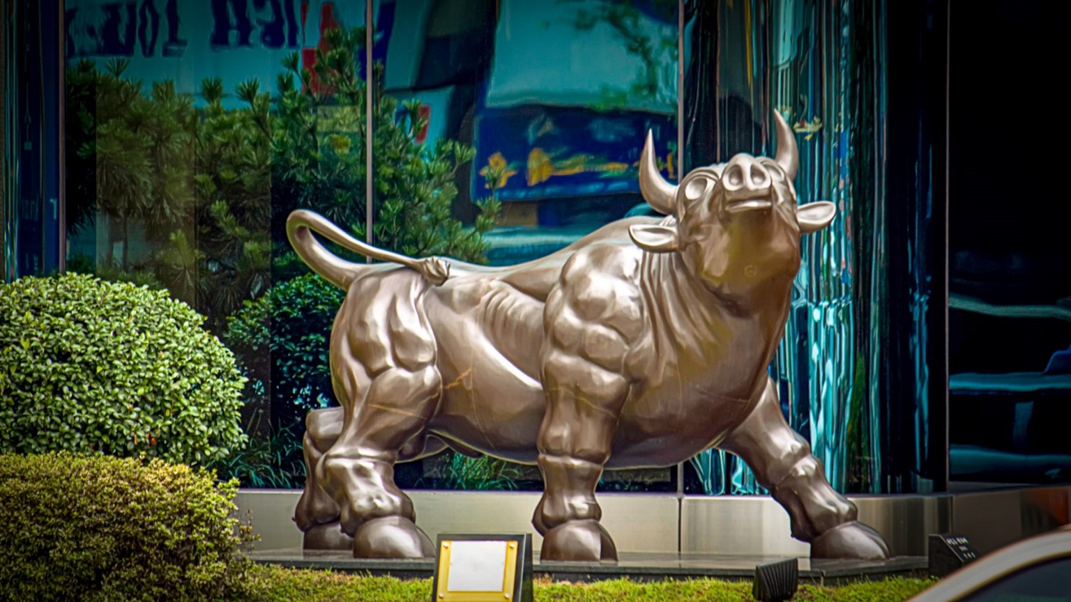 Connecting with Culture Through Customized Art: The Role of Bespoke Sculptures in Modern Estates – Luxury Car Sculpture